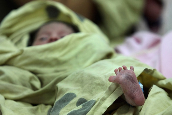 Bàn chân của một em bé sơ sinh tại bệnh viện Escuela ở Tegucigalpa, Honduras.